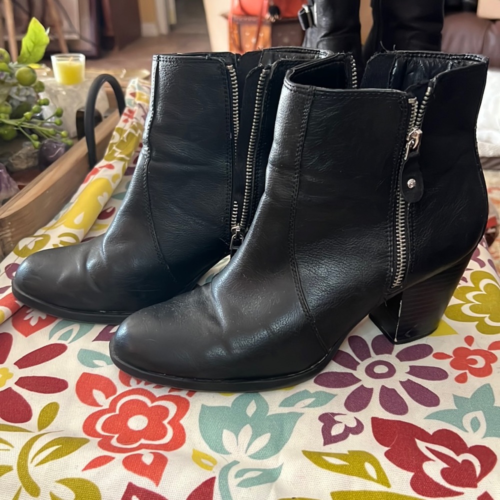 Black Vera wang zippered ankle boots size 10